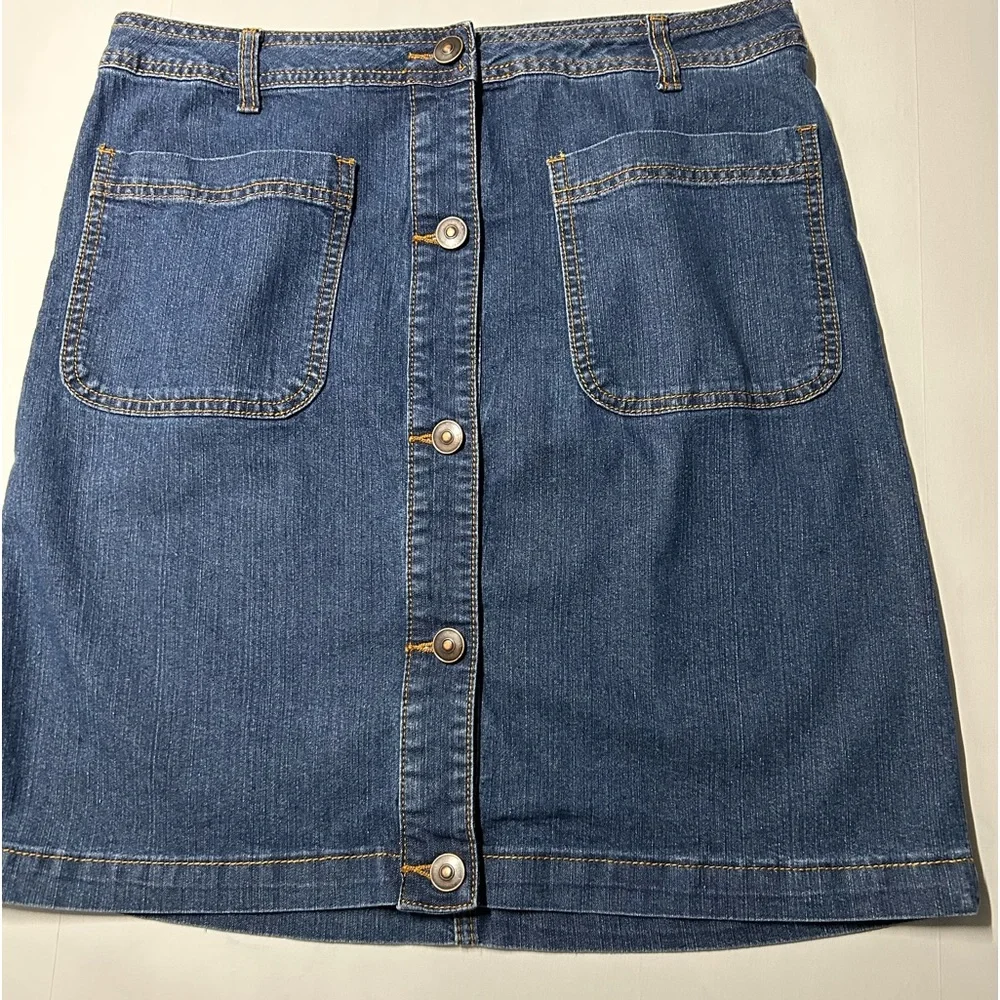 Baccini women’s size‎ 6 denim skirt with button up front with the front pockets